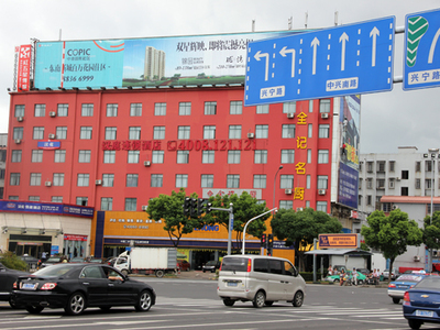 兩年未拆的違章廣告牌何時了結？寧波廣告設計與城市治理的困局